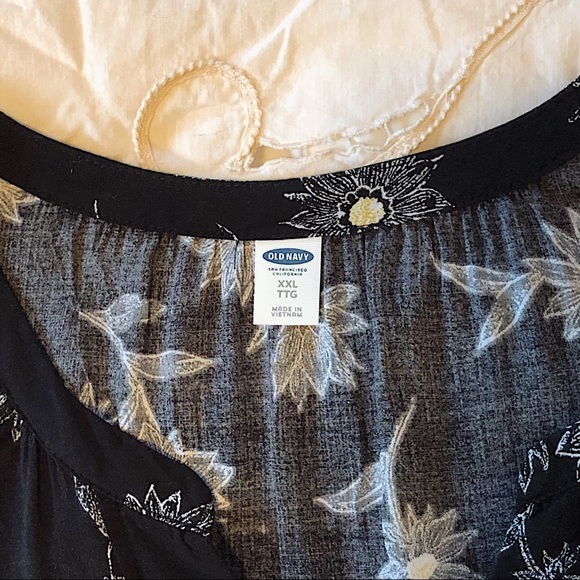 SOLDโOld Navy XXL Lightweight Black Floral Blouse - Picture 2 of 4